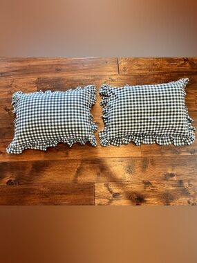 WAMSUTTA. TWO NAVY BLUE AND WHITE GIGHAM CHECK RUFFLED PILLOW SHAMS. KING.